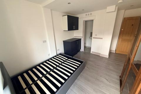 Studio to rent, Willoughby Lane, Tottenham