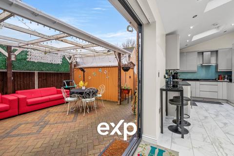 4 bedroom terraced house for sale, Grafton Court, Feltham TW14