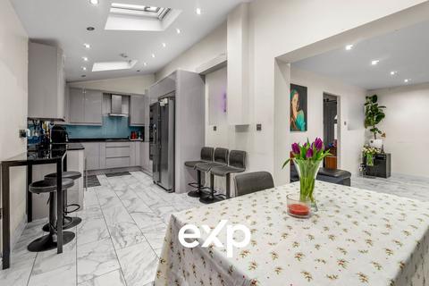 4 bedroom terraced house for sale, Grafton Court, Feltham TW14