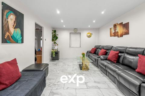 4 bedroom terraced house for sale, Grafton Court, Feltham TW14