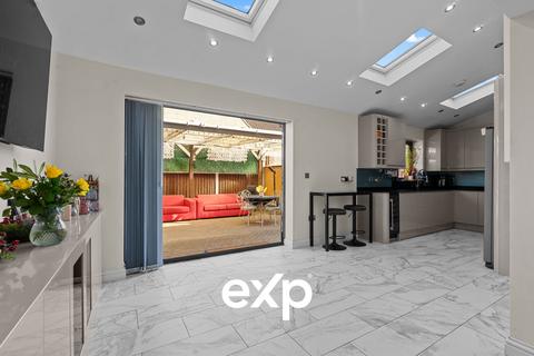 4 bedroom terraced house for sale, Grafton Court, Feltham TW14
