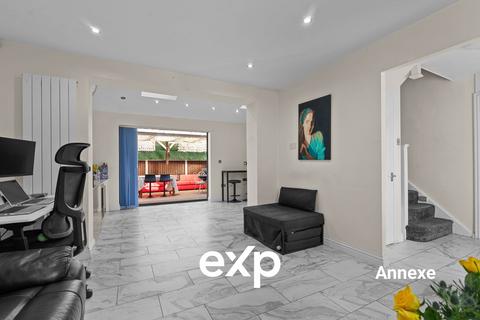 4 bedroom terraced house for sale, Grafton Court, Feltham TW14