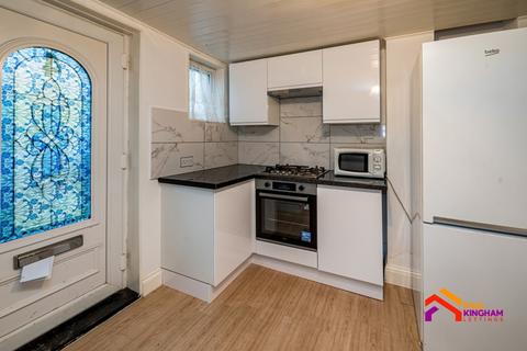 3 bedroom semi-detached house to rent, Hill Street, High Wycombe HP13