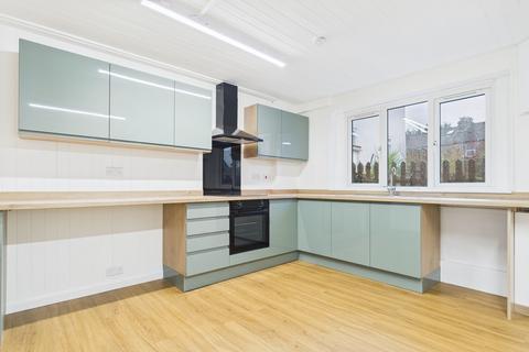 4 bedroom maisonette to rent, London Road, Dover