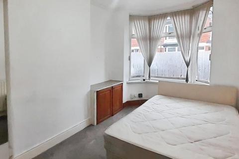 4 bedroom end of terrace house for sale, Barclay Street, Leicester