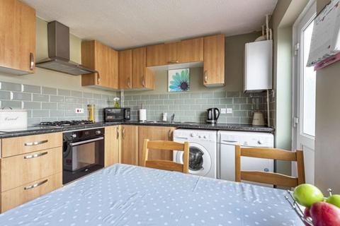 2 bedroom terraced house to rent, Locksgreen Crescent, Swindon SN25
