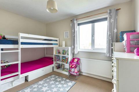 2 bedroom terraced house to rent, Locksgreen Crescent, Swindon SN25