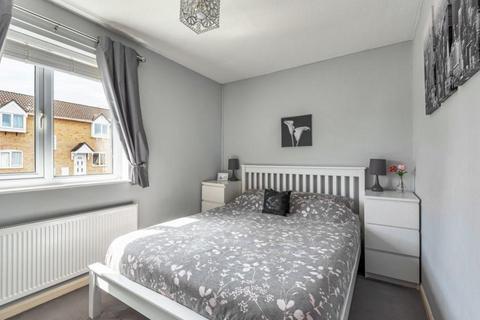 2 bedroom terraced house to rent, Locksgreen Crescent, Swindon SN25