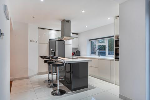 4 bedroom detached house to rent, Dirtham Lane, Effingham, Leatherhead, KT24