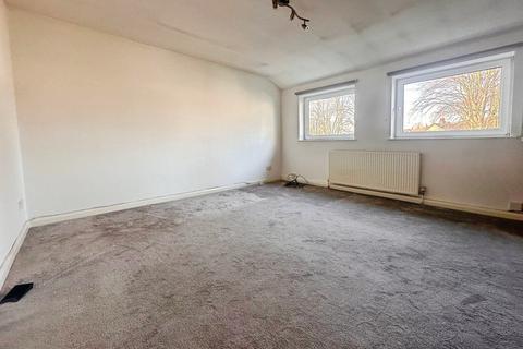 2 bedroom maisonette to rent, Leeds LS18