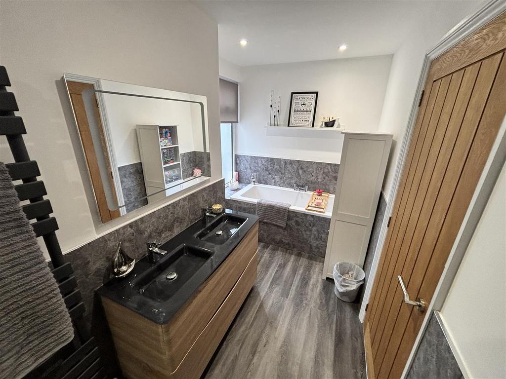 Family Bathroom/WC