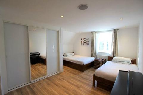 2 bedroom flat for sale, Tetten Hall, Woking GU22