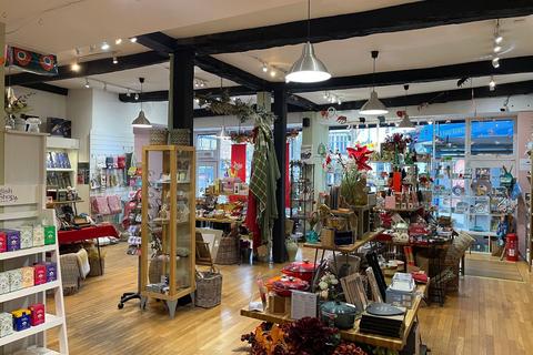 Retail property (high street) to rent, 28 Market Pl Salisbury SP1 1TL