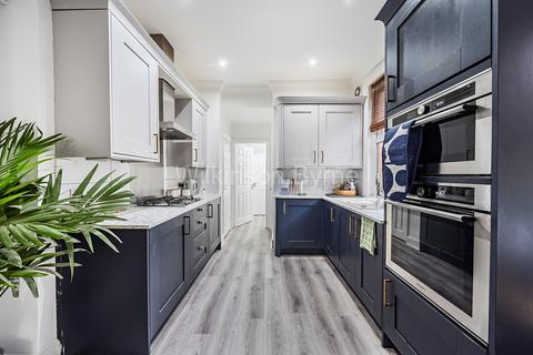 2 bedroom ground floor flat for sale, Goring Road, Bounds Green N11