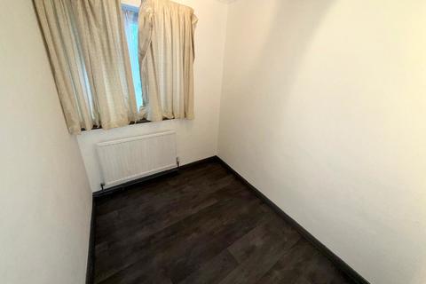 3 bedroom flat to rent, Farnham Road, Slough