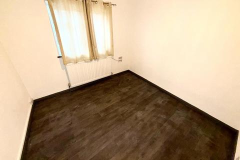 3 bedroom flat to rent, Farnham Road, Slough