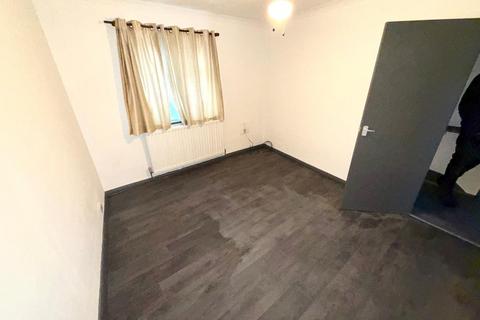 3 bedroom flat to rent, Farnham Road, Slough