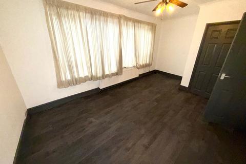 3 bedroom flat to rent, Farnham Road, Slough