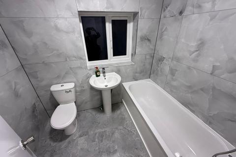 3 bedroom terraced house to rent, Webb Close, Slough