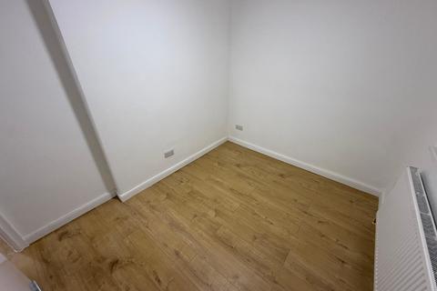 3 bedroom terraced house to rent, Webb Close, Slough