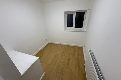 3 bedroom terraced house to rent, Webb Close, Slough