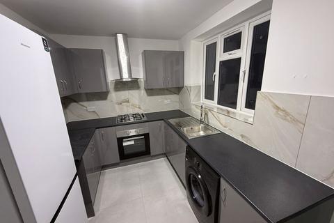 3 bedroom terraced house to rent, Webb Close, Slough