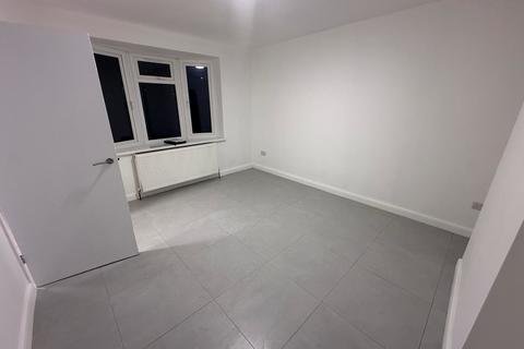3 bedroom terraced house to rent, Webb Close, Slough