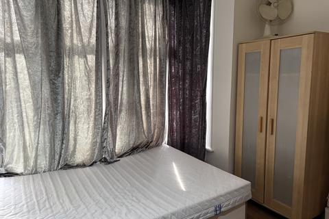 Studio to rent, Mill Hill Road, London