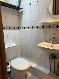 Studio to rent, Mill Hill Road, London