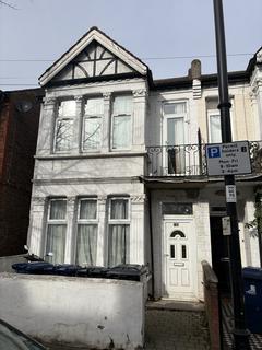 Studio to rent, Mill Hill Road, London