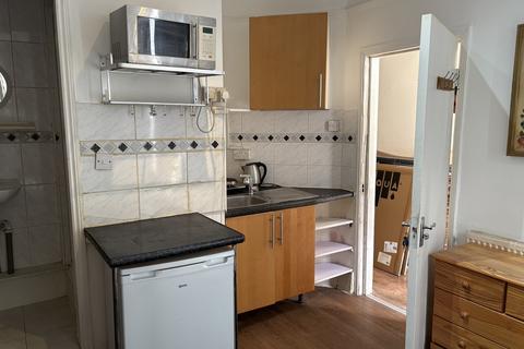 Studio to rent, Mill Hill Road, London