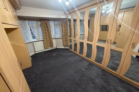 3 bedroom semi-detached house to rent, Clare Road, Staines-upon-Thames