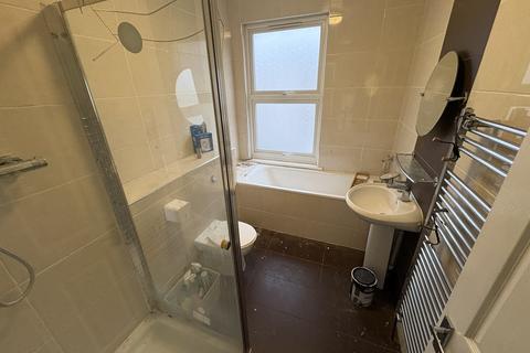 3 bedroom apartment to rent, Graham Road, London E8