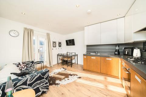 2 bedroom flat for sale, Blackshaw Road, London SW17