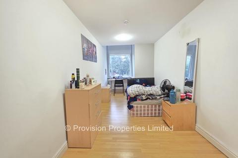 4 bedroom flat to rent, Cardigan Road, Hyde Park LS6
