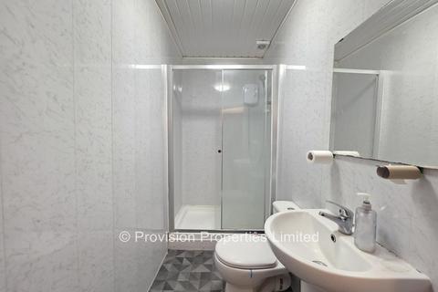 4 bedroom flat to rent, Cardigan Road, Hyde Park LS6