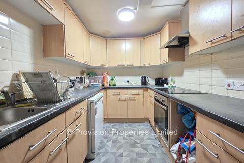 4 bedroom flat to rent, Cardigan Road, Hyde Park LS6