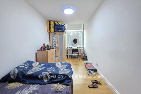 4 bedroom flat to rent, Cardigan Road, Hyde Park LS6