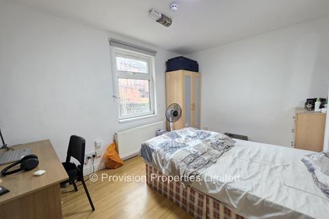 4 bedroom flat to rent, Cardigan Road, Hyde Park LS6