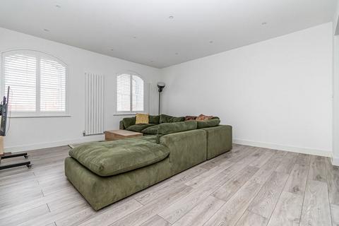 2 bedroom flat for sale, Artillery Court, 58 Cromwell Road