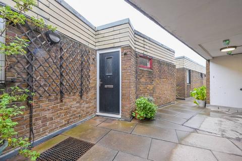 2 bedroom flat for sale, Burr Close, St Katharine Docks, London, E1W