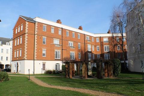 2 bedroom apartment for sale, Queens Reach, Hampton Court.