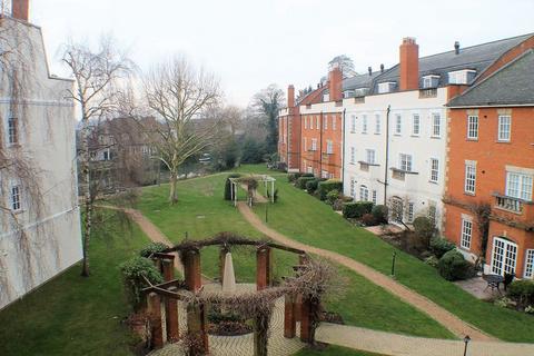 2 bedroom apartment for sale, Queens Reach, Hampton Court.