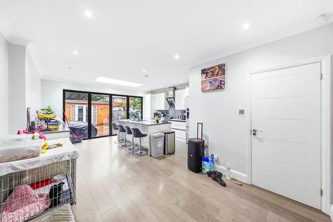 4 bedroom terraced house for sale, Kendal Avenue, London N18