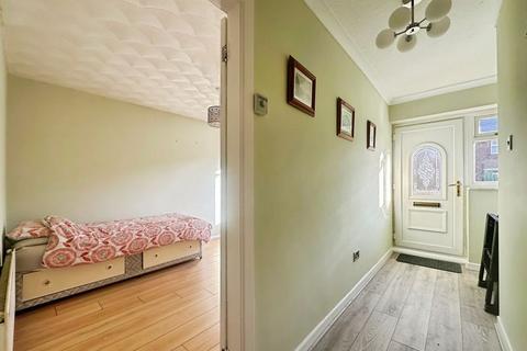 2 bedroom flat for sale, Burns Avenue, Bury