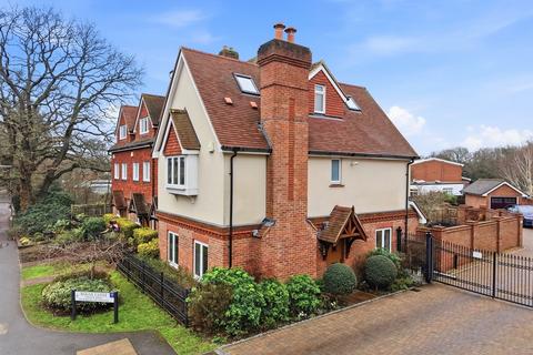 4 bedroom townhouse for sale, Rouse Close, Weybridge, KT13 9DH