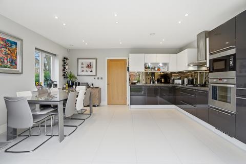 4 bedroom townhouse for sale, Rouse Close, Weybridge, KT13 9DH