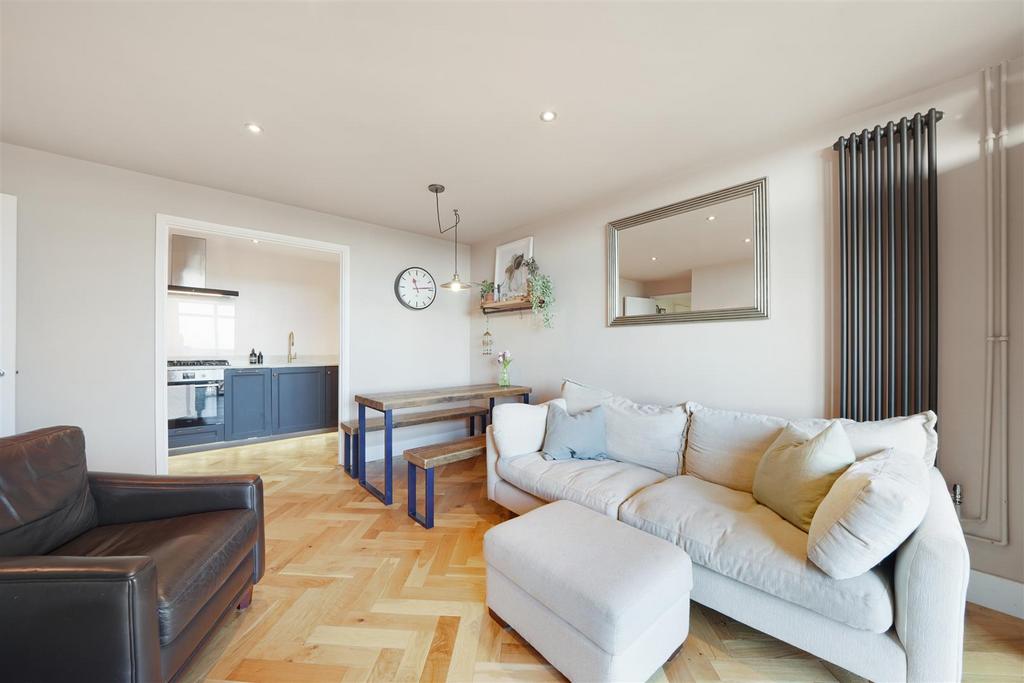 Flat 31, 1 The Roundway - vg H6 HCid MEVs H4 LGBz2 T.jpg