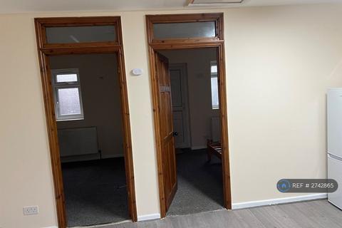 2 bedroom flat to rent, Heston, Hounslow, TW5