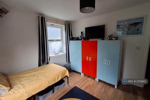 3 bedroom flat to rent, Clatterford Road, Newport, PO30